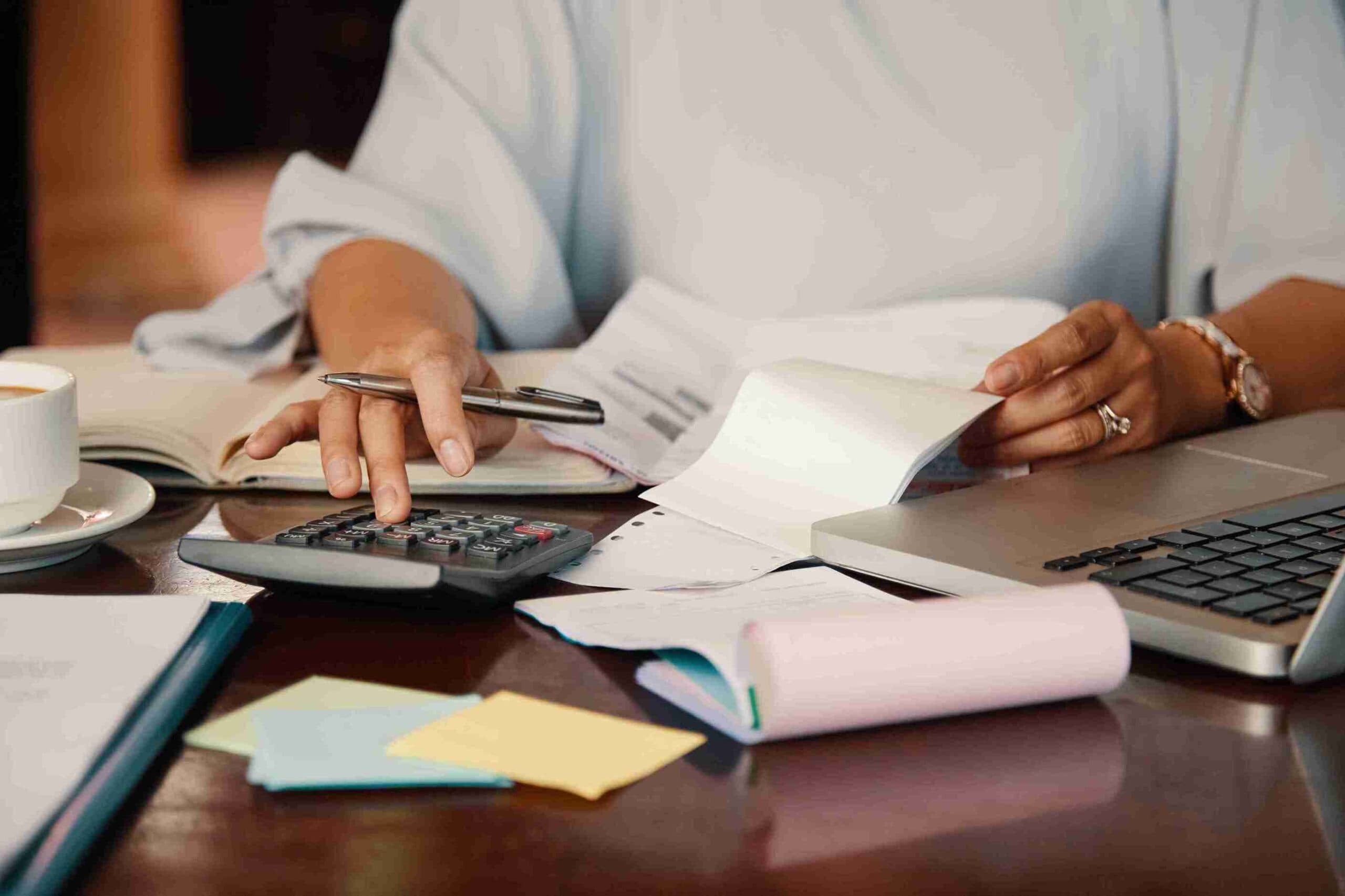Tarifas bancárias: entenda como funcionam, quais são as principais e como economizar - imagem destacada